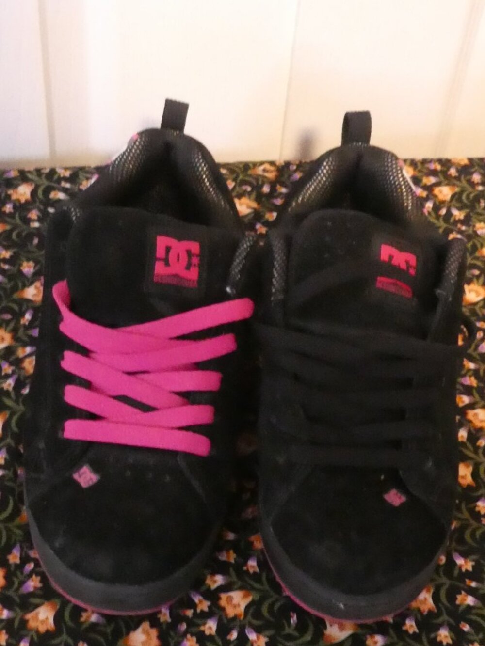 DC SHOE CO USA Black Pink Flannel Floral Skate Shoes - size 6.5W women's